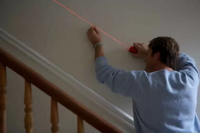 A trena a laser também oferece funções auxiliares, como adição ou subtração de medições