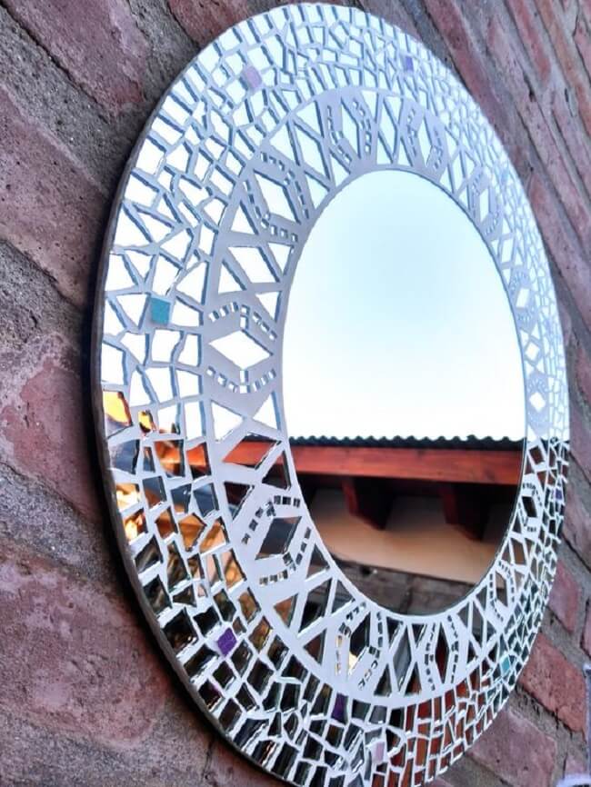 Ambiente decorado com mosaico de parede com espelho