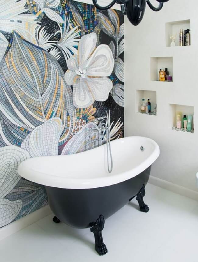 Banheiro com banheira mosaico na parede do quarto com pastilha de vidro