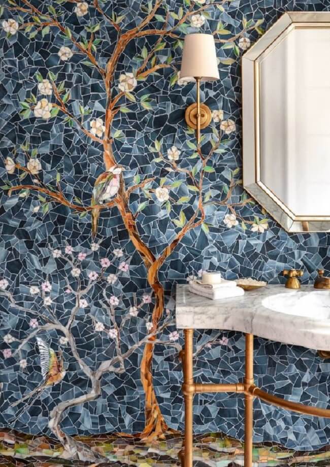 Banheiro com mosaico na parede do quarto com azulejo quebrado