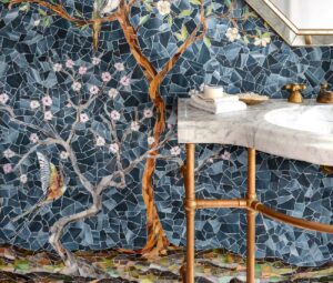 Banheiro com mosaico na parede do quarto com azulejo quebrado. Fonte &#8211; Mosaics Lab