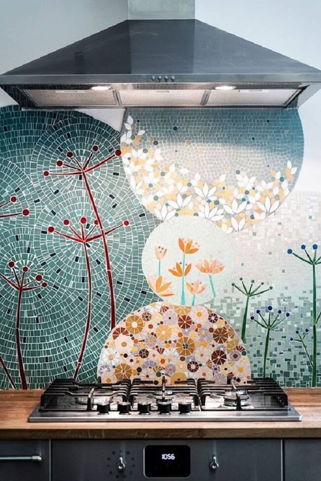 Cozinha com mosaico na parede feito com azulejo quebrado