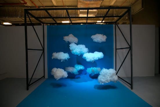 10. Espaços instagramáveis: painel com nuvens (foto: ohescritoriocom.br)
