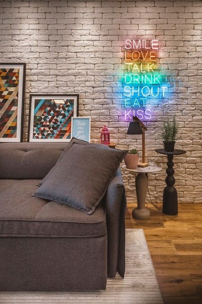 Espaços instagramáveis sala de estar com letreiro de LED Projeto Altera Arquitetura Crédito Photons Fotografia - Henrique Ribeiro