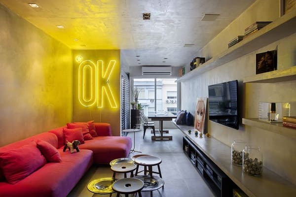 Espaços instagramáveis sala de estar com luminária neon foto Studio Ro+Ca