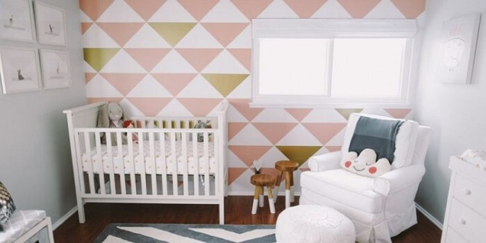 Mosaico na parede do quarto de bebê