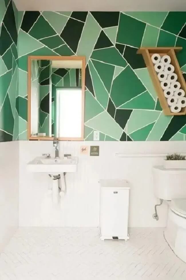 Projeto de banheiro com mosaico na parede com fita crepe