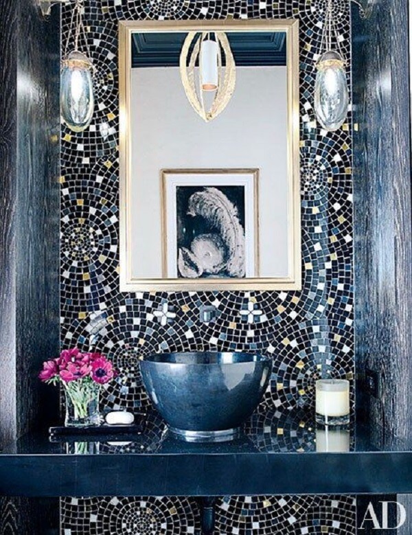 Projeto de banheiro com mosaico na parede feito com pastilha de vidro