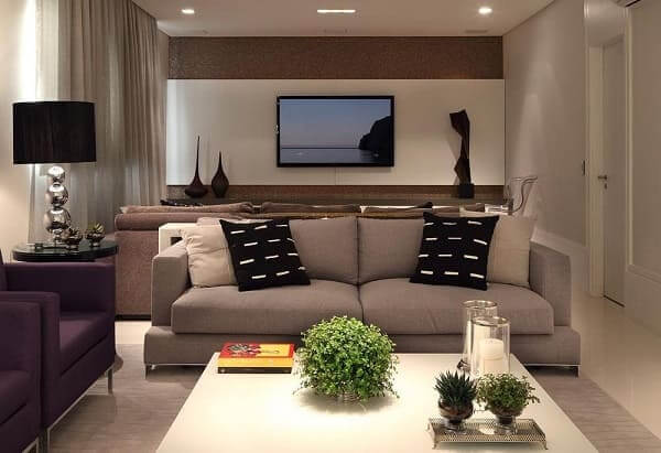 Projeto residencial de sala de estar com poltrona roxa e sofá cinza projeto Rocha Andrade Arquitetura e Interiores