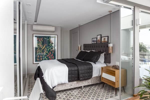 Projeto residencial quarto de casal com guarda roupa espelhado e cabeceira estofada preta foto Altera Arquitetura