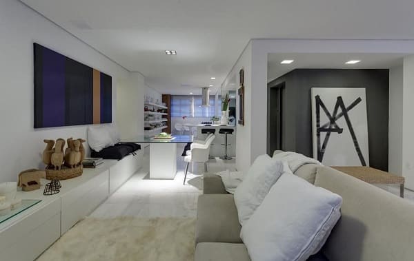 Projeto residencial sala de estar com decoração neutra e tapete de pelinho foto Denise Macedo