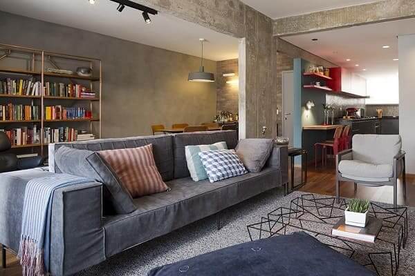 Projeto residencial sala de estar com mesa de centro moderna e sofá de veludo cinza projeto DT Estúdio