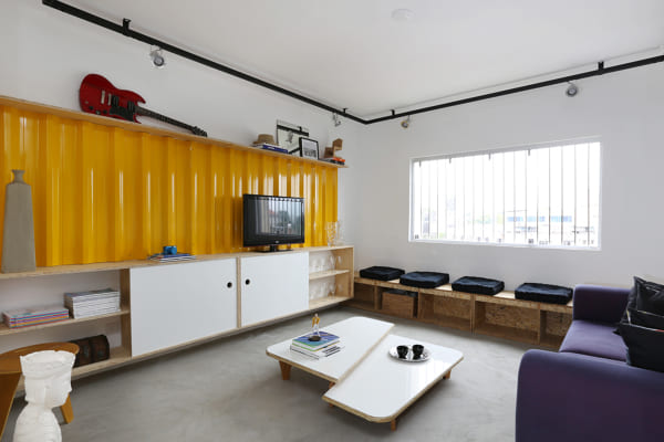 Telha trapezoidal amarela na sala de estar foto Arkpad