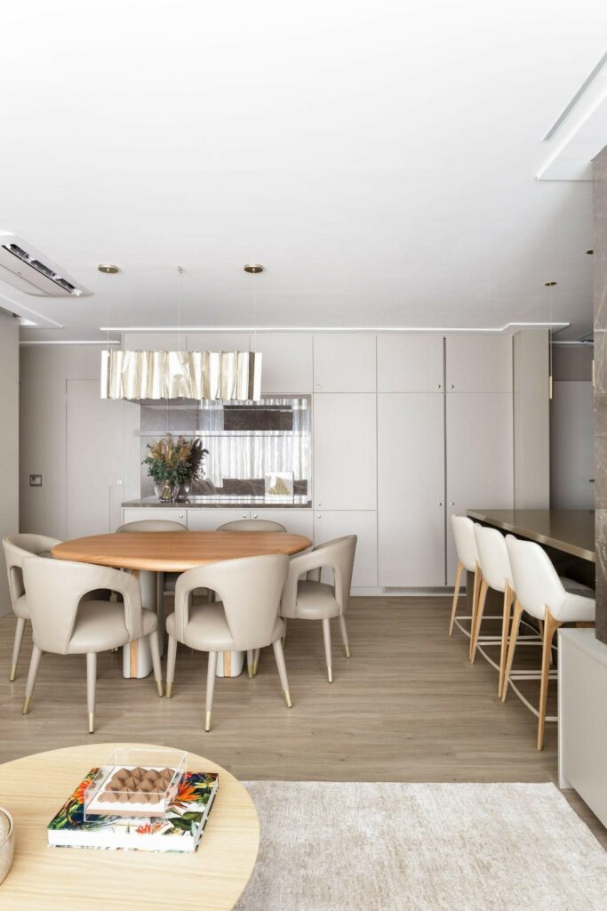 Projeto: STAL Arquitetura | Espaço composto por living, sala de jantar e cozinha