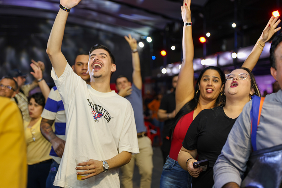 Público cantando na Festa do Profissional da Construção