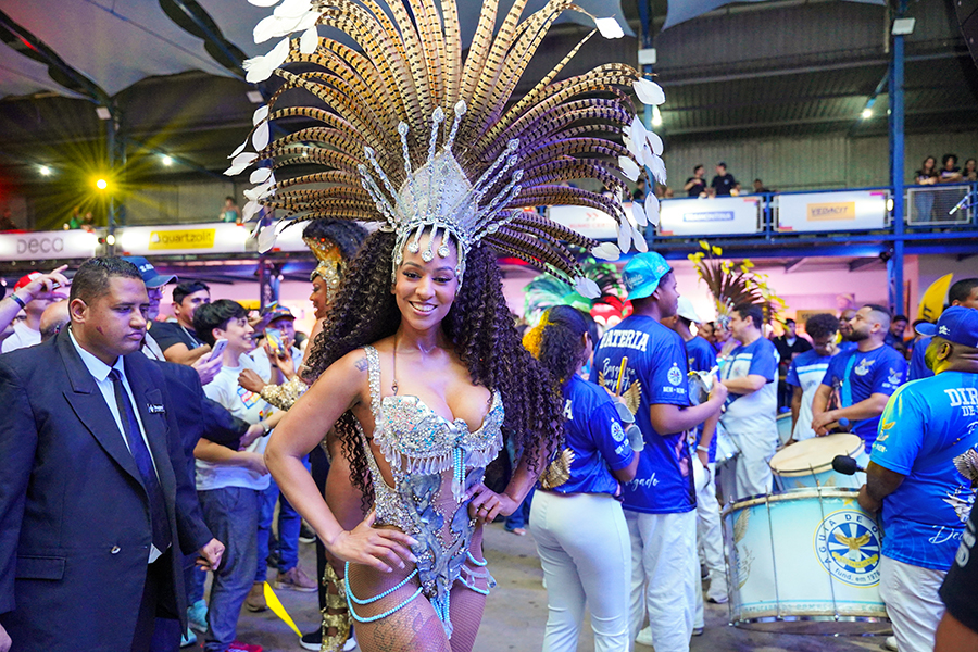 Passista da escola de samba Águia de Ouro